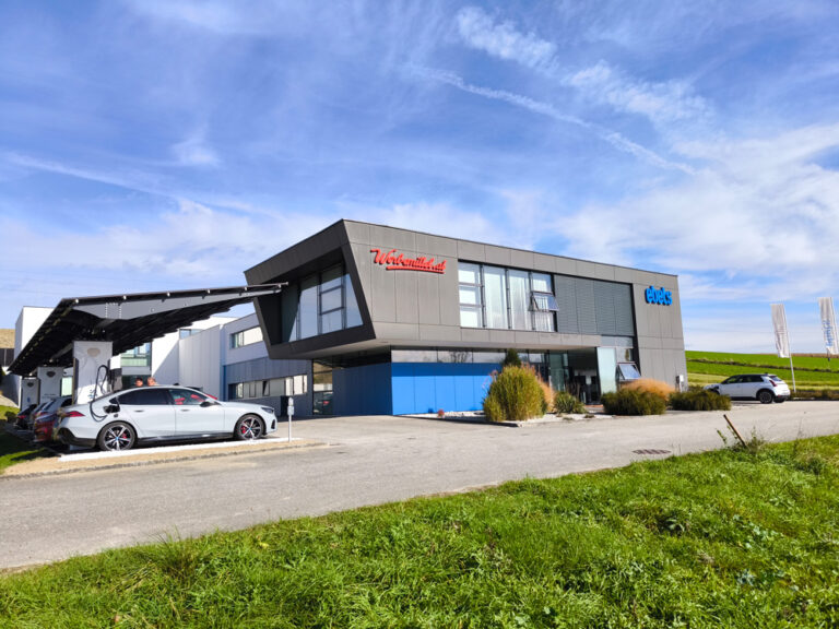 Blog: PV-Carport mit öffentlicher Ladeinfrastruktur - Bei ebets GmbH in Kallham realisiert - EHV-Group