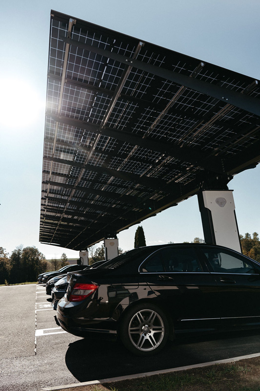 Blog PV-Carport mit öffentlicher Ladeinfrastruktur - Ansicht PV-Carport von unten - Ihr Partner EHV Group