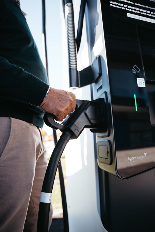 Blog PV-Carport mit öffentlicher Ladeinfrastruktur inkl. Schnellader - Ihr Partner EHV Group