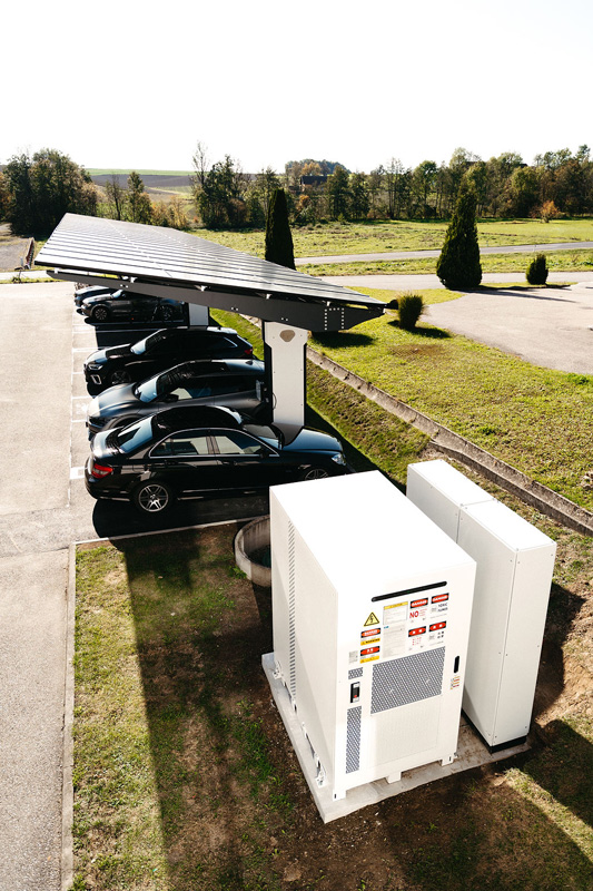 Blog PV-Carport mit öffentlicher Ladeinfrastruktur - Ansicht Batteriespeicher - Ihr Partner EHV Group