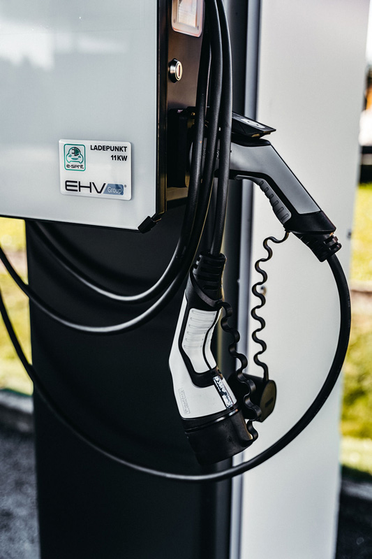 Blog PV-Carport mit öffentlicher Ladeinfrastruktur inkl. 11 kw AC-Lader - EHV Group