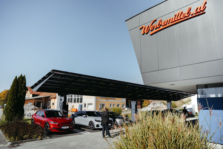 Blog PV-Carport mit öffentlicher Ladeinfrastruktur - Ihr Partner EHV Group