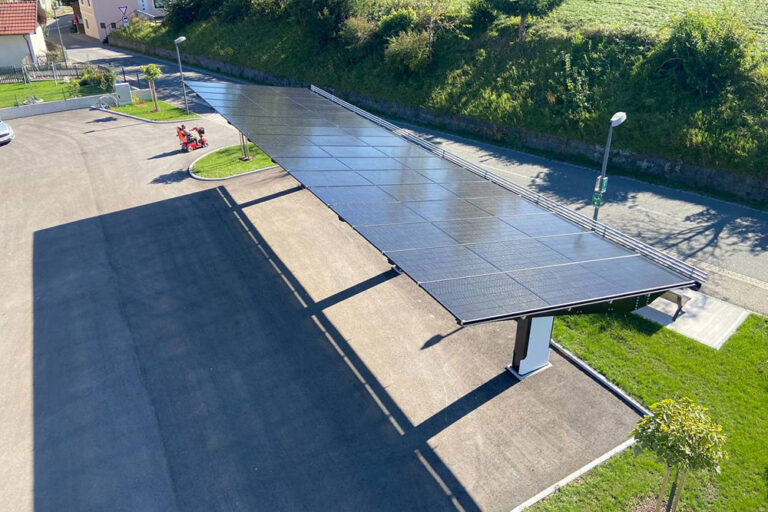 carport-pv.at - Referenz Solar-Carport auf öffentlichem Parkplatz - System Voltwing C5 - aus der Vogelperspektive