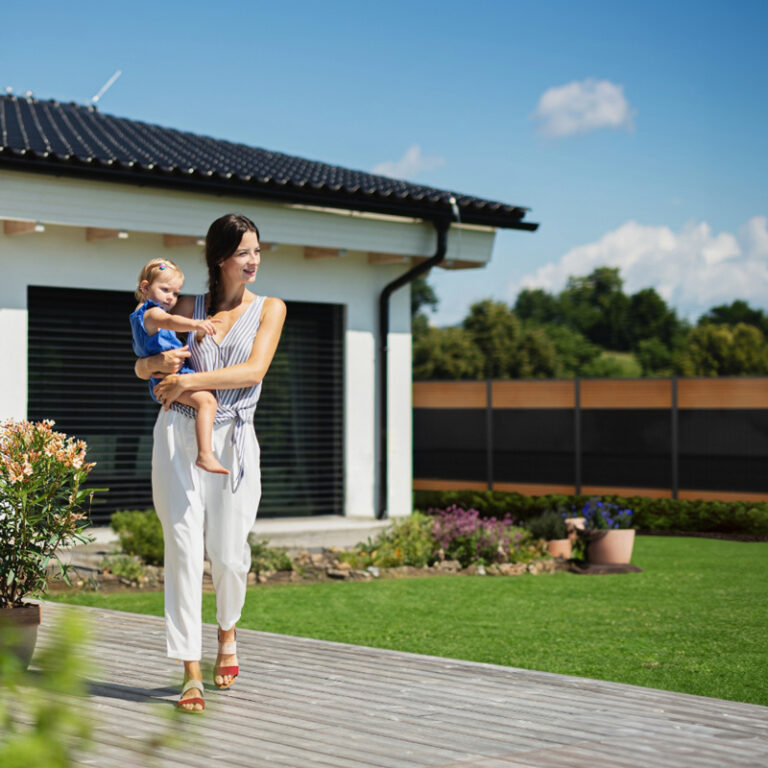 Solarzaun-Eleganza_Garten-Familie_EHV-Group_carport-pv-at