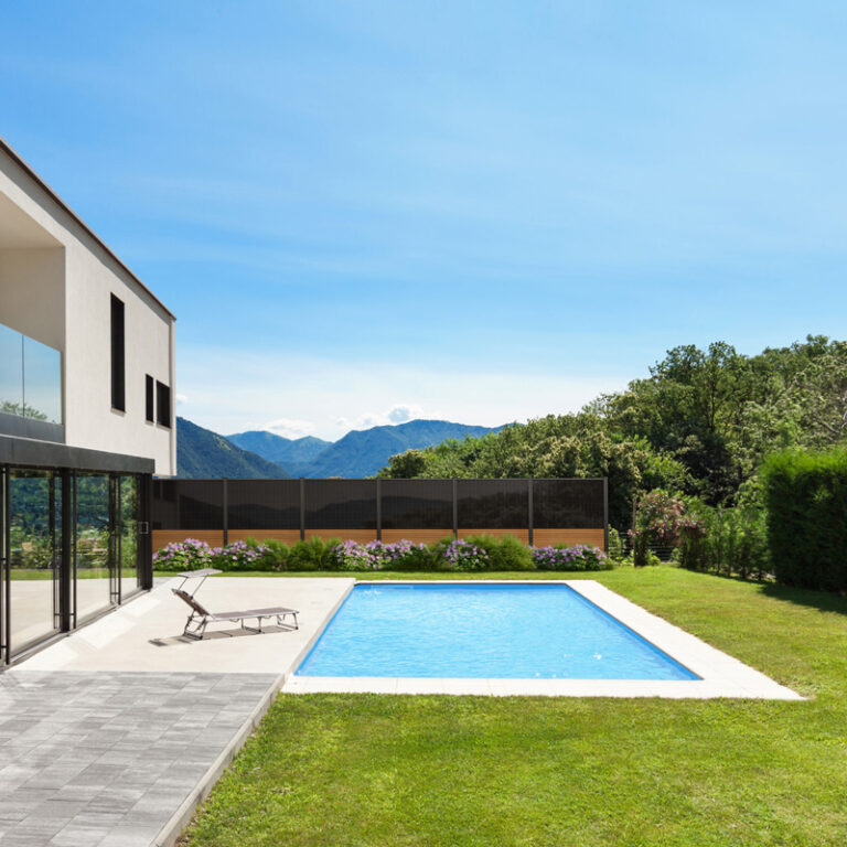 Solarzaun-Eleganza_Garten-Pool_Bergpanorama_EHV-Group_carport-pv-at