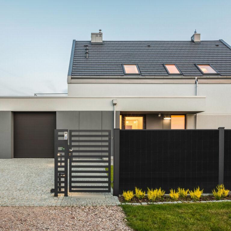 solarzaun-puristica-eingangsbereich_EHV-Group_carport-pv-at