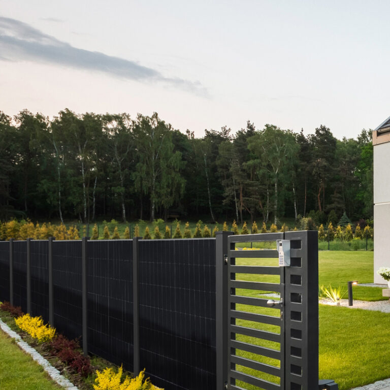 solarzaun-puristica-haus-garten-waldrand_EHV-Group_carport-pv-at